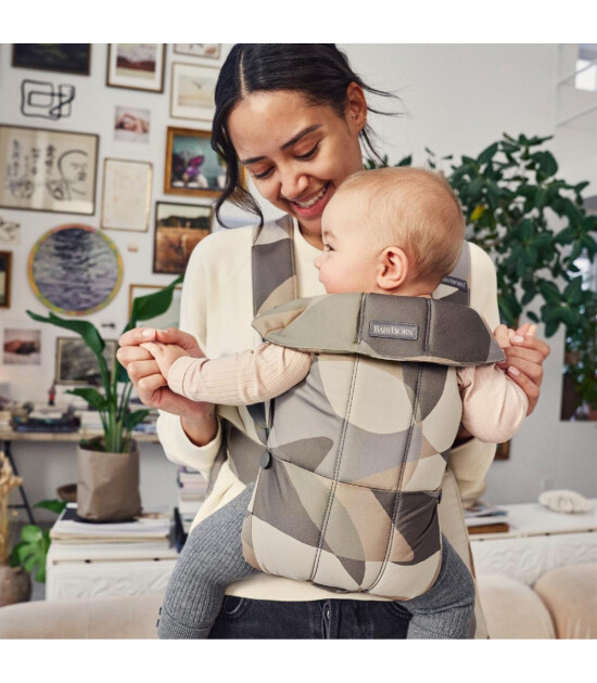 BabyBjörn Kanguru Mini 3D Cotton Print // Khaki Green