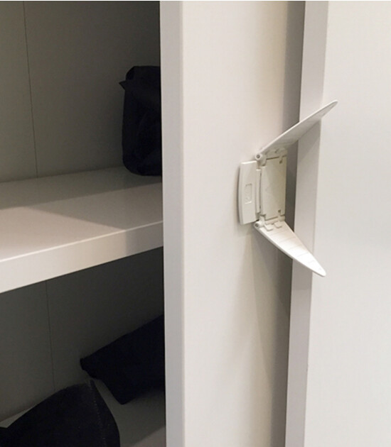 BabyDan Bebek ve &Ccedil;ocuklar İ&ccedil;in S&uuml;rg&uuml;l&uuml; Dolap Kilidi // Beyaz