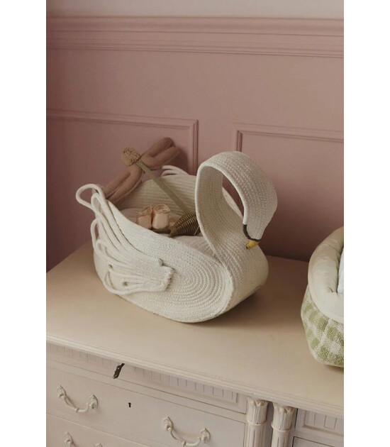 Lorena Canals Sepet // Swan