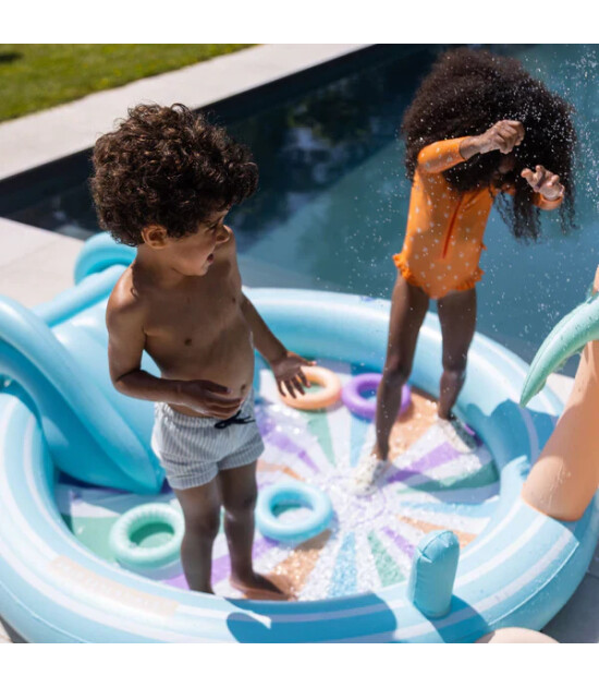 Swim Essentials Fıskiyeli & Kaydıraklı Şişme Oyun Havuzu (210 cm) // Hello Sunshine
