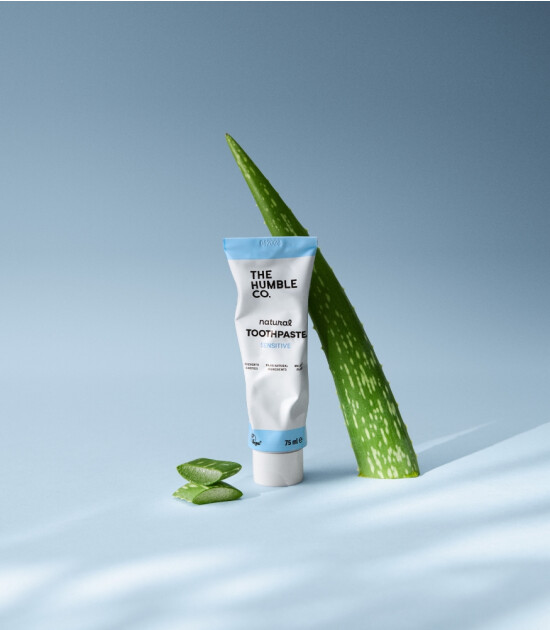 the Humble Co. Toothpaste Yetişkin Hassas Dişler için Diş Macunu // Natural