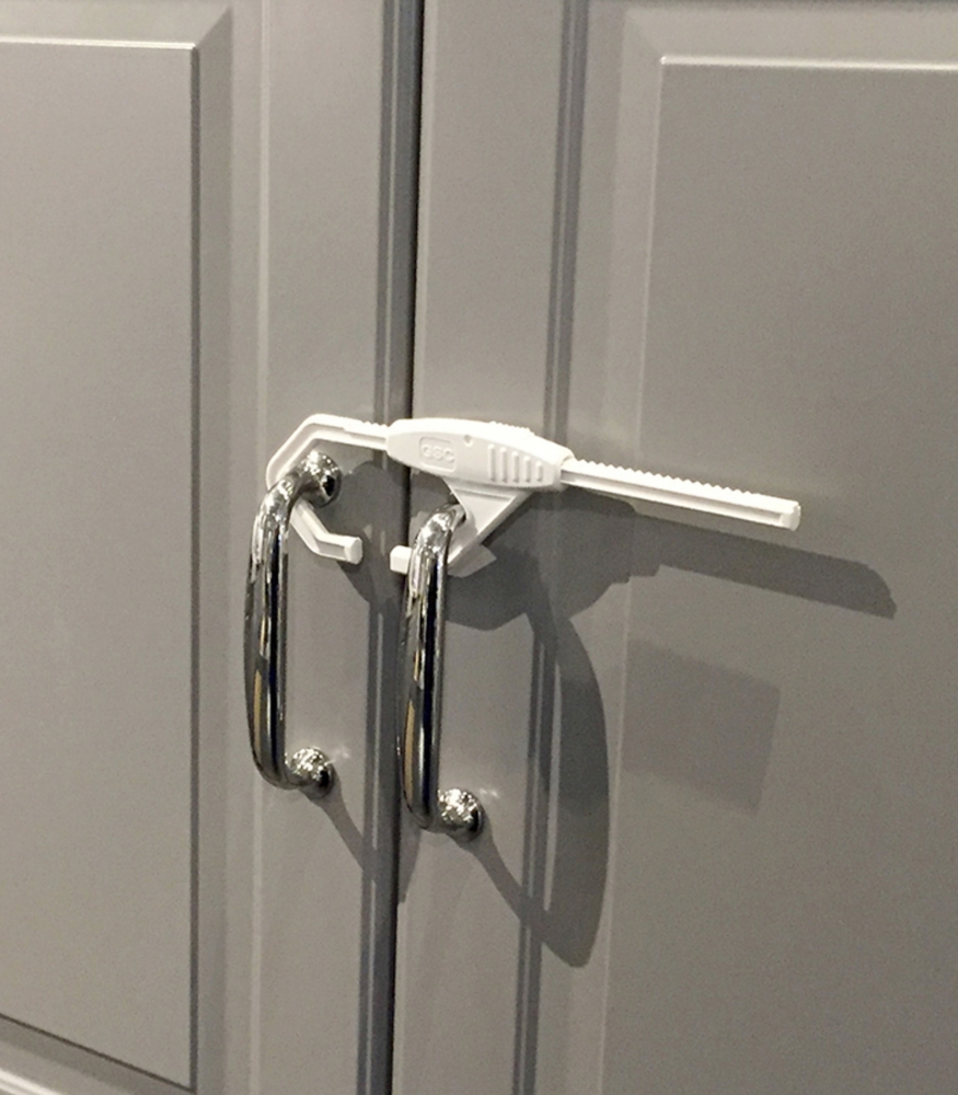 BabyDan Bebek ve &Ccedil;ocuklar İ&ccedil;in Kulplu Dolap Kilidi // Beyaz