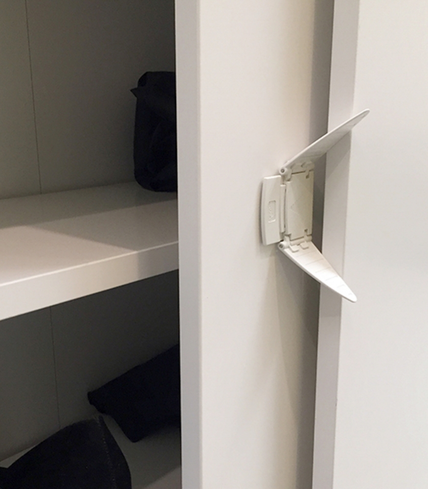 BabyDan Bebek ve &Ccedil;ocuklar İ&ccedil;in S&uuml;rg&uuml;l&uuml; Dolap Kilidi // Beyaz