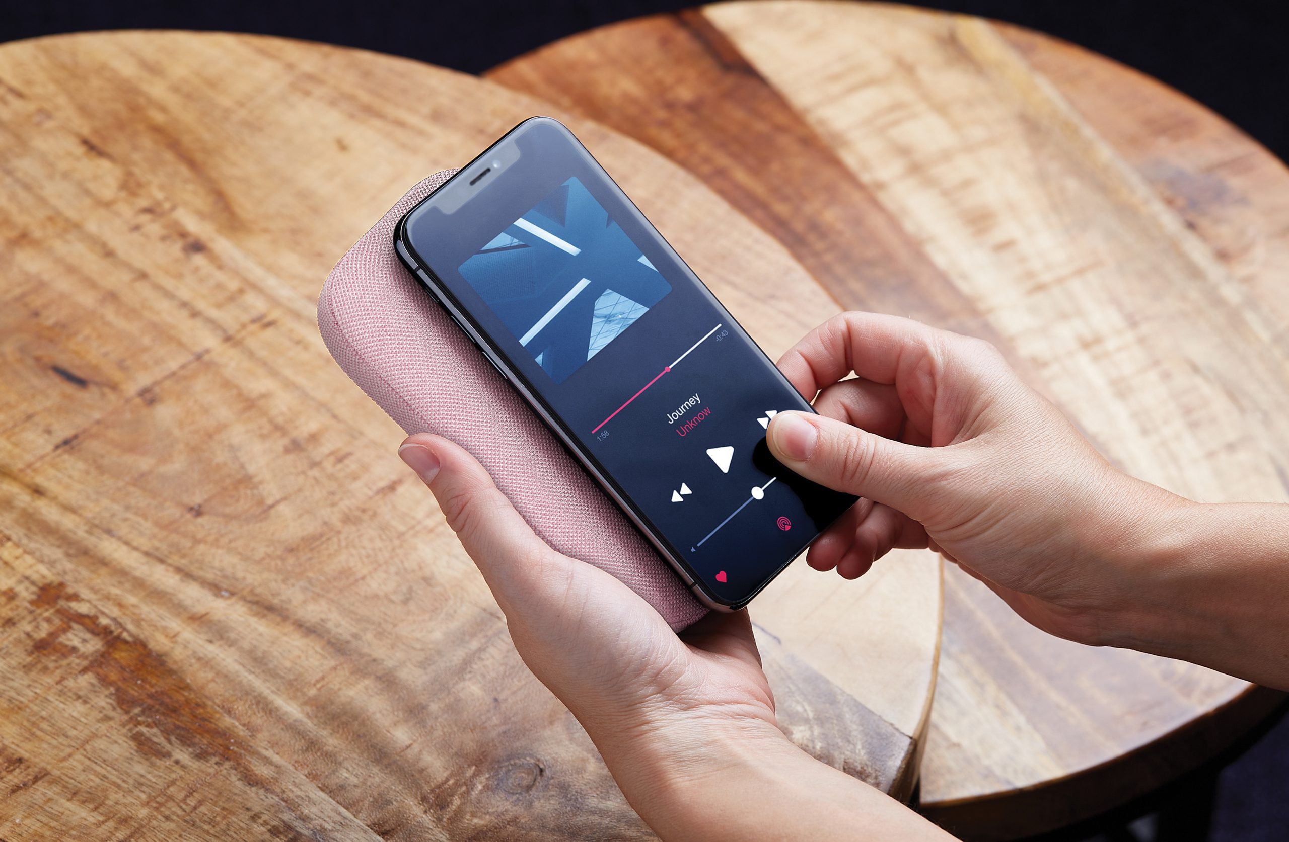 Lexon Powersound Kablosuz Şarj Cihazı ve Bluetooth Hoparlör // Pembe