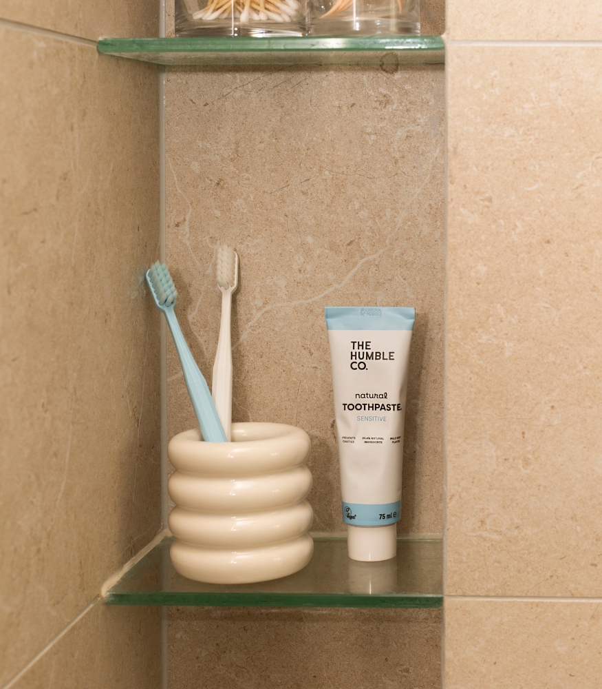 the Humble Co. Toothpaste Yetişkin Hassas Dişler için Diş Macunu // Natural