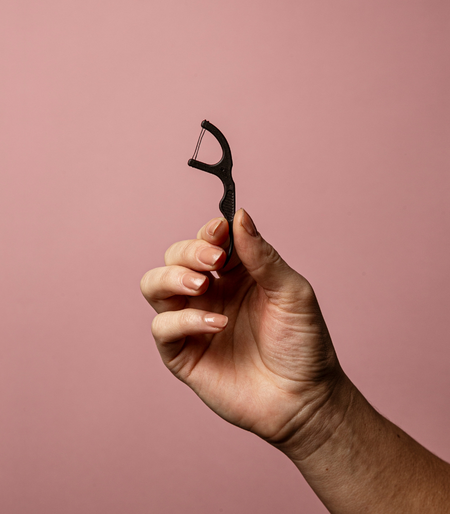 the Humble Co. Kürdanlı Diş İpi // Charcoal Kömür - Nane